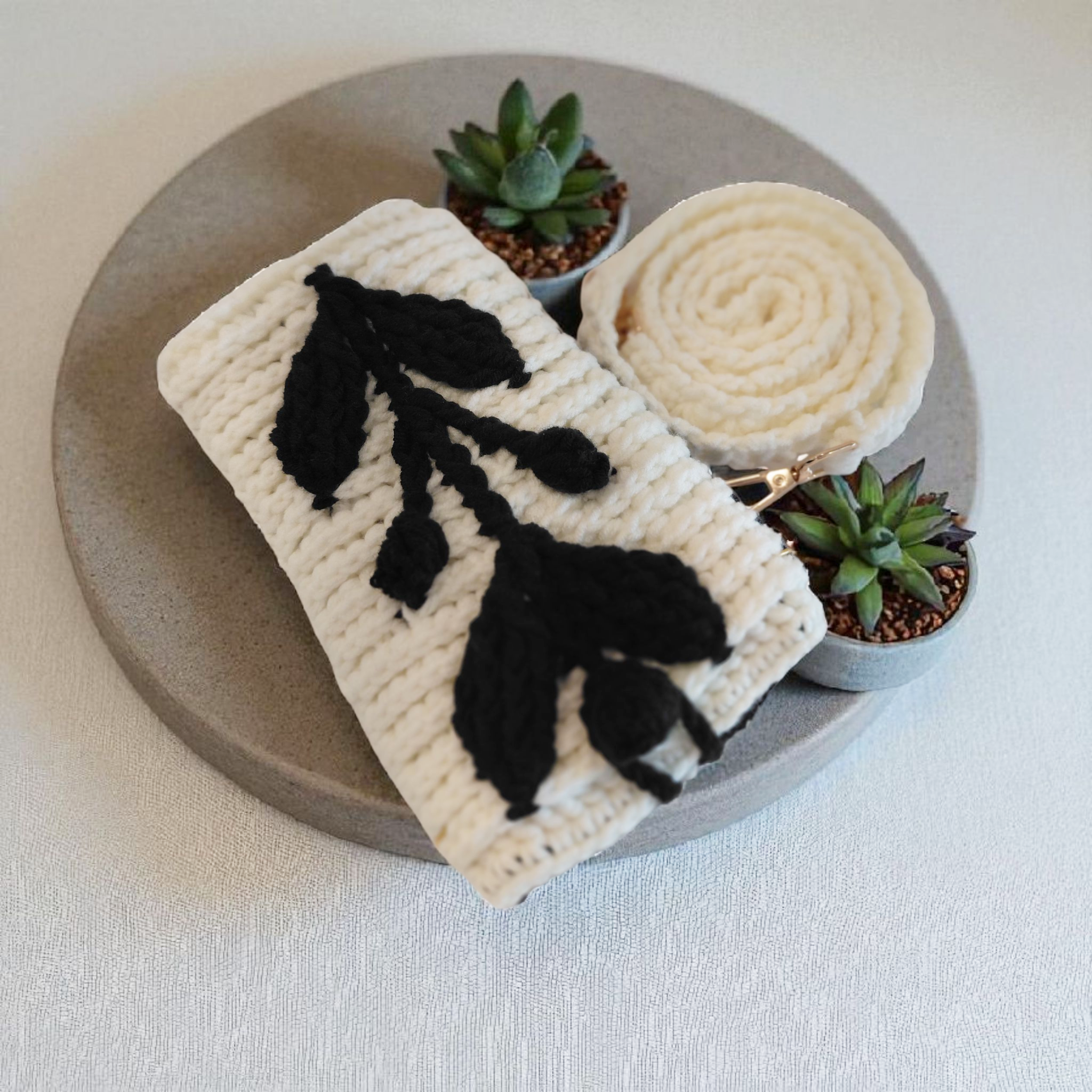 Woven Leaf Pouch — Black White - Image 3